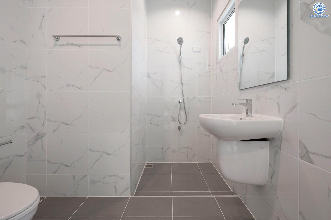 บ้านมือสองตกแต่งใหม่ โครงการ บ้านพิมาน ปิ่นเกล้า-กาญจนาภิเษก เนื้อที่ 103 ตร.ว. ฟังก์ชัน 4 ห้องนอน 3 ห้องน้ำ 1 ห้องอเนกประสงค์ จอดรถได้ 2 คัน บนทำเลเดินทางสะดวก ติดถนนกาญจนาภิเษก เชื่อมต่อหลายเส้นทาง ใกล้ทางด่วน "กาญจนาภิเษก" รถไฟฟ้า "สถานีหลักสอง" และเดอะมอลล์บางแค